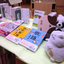 本の展示を手伝うアロラ